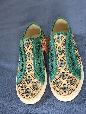 NWT Women's Teal With a Yellow Artisanal Pattern Slip-On Sneakers 10